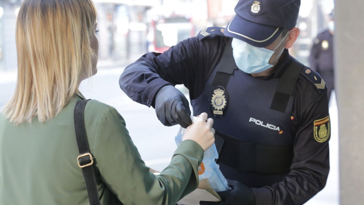 En A Coruña, como en otras ciudades, las Fuerzas y Cuerpos de seguridad estuvieron repartiendo mascarillas en el transporte público