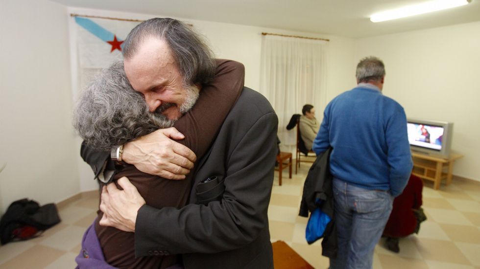 Miguel Anxo Fernán-Vello celebrando el primer diputado de En Marea.