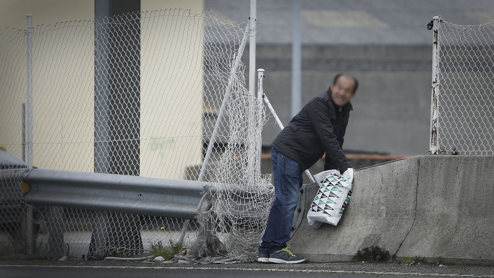 GENTE CRUZANDO LA MEDIANA DE LA CARRETERA BAÑOS DE ARTEIXO. ZONA DE MARINEDA CITY