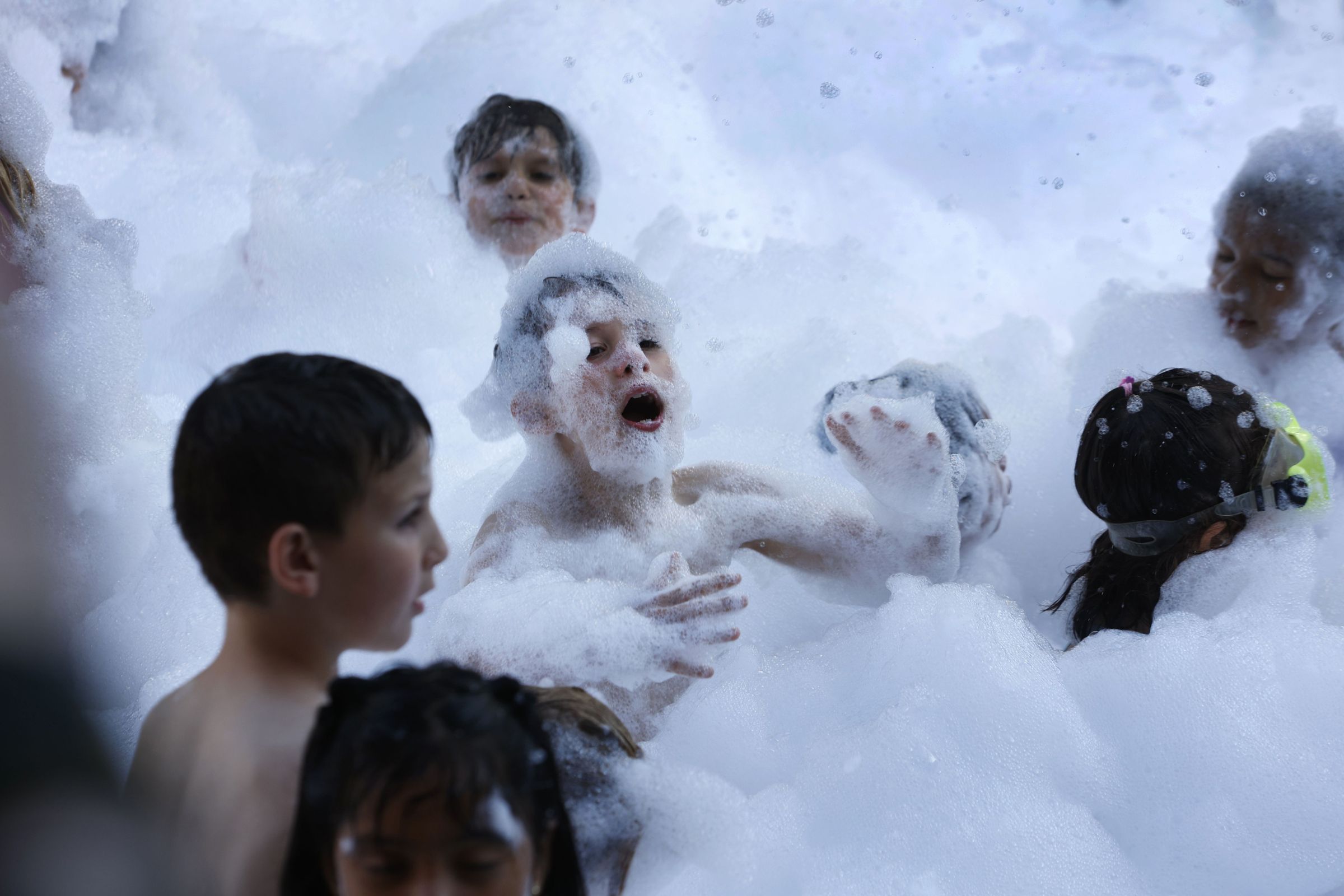Celebracin do fin de curso con unha gran festa da espuma en Pontevedra. 21/06/2024