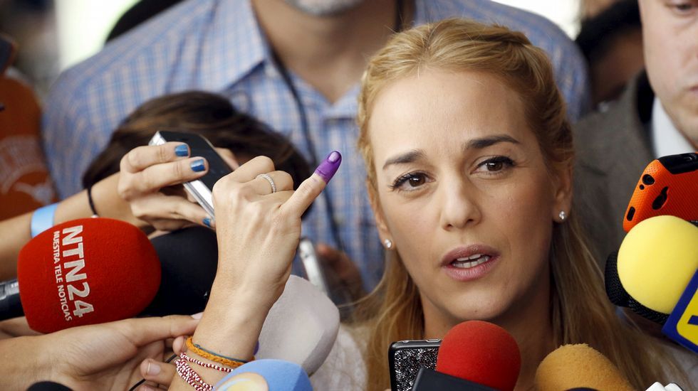 La esposa de Leopoldo López, Lilian Tintori, votando en Caracas.