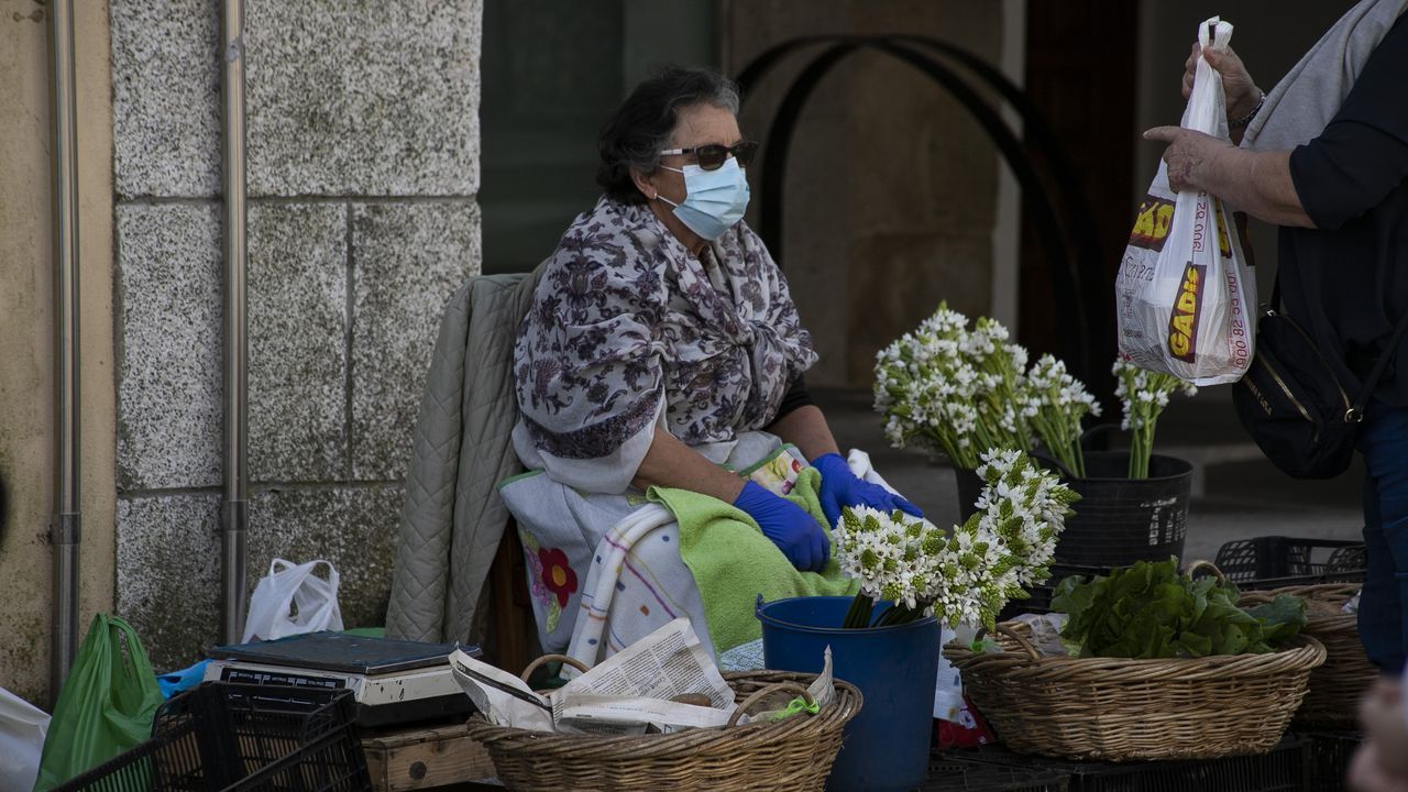 Primer día de uso obligatorio de mascarillas en Barbanza