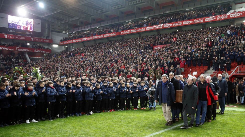 .El estadio de El Molinón acoge el funeral por Enrique Castro  Quini , exjugador del Sporting, con las tribunas abiertas al público