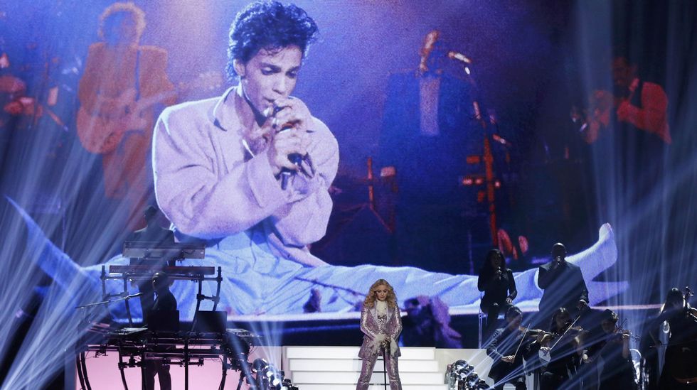 Madonna apareció sobre el escenario vestida de púrpura en su homenaje a Prince.