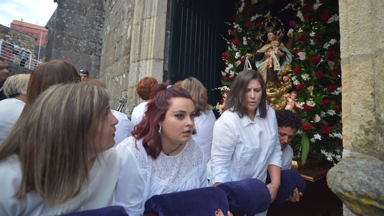 Salida de la virgen en A Pobra do Caramiñal
