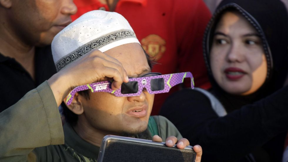 Un niño ve el eclipse desde Yakarta, Indonesia.