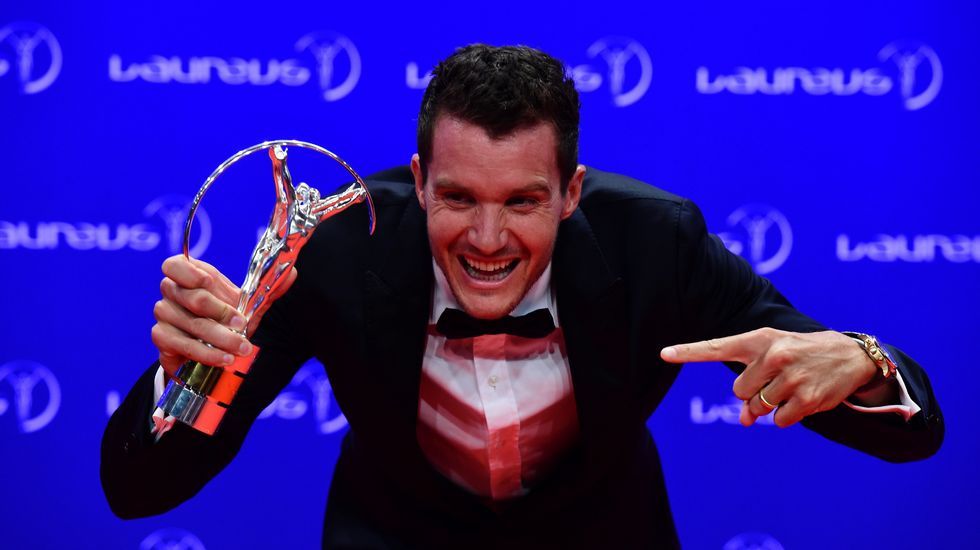 El triatleta alemán Jan Frodeno, con su premio.