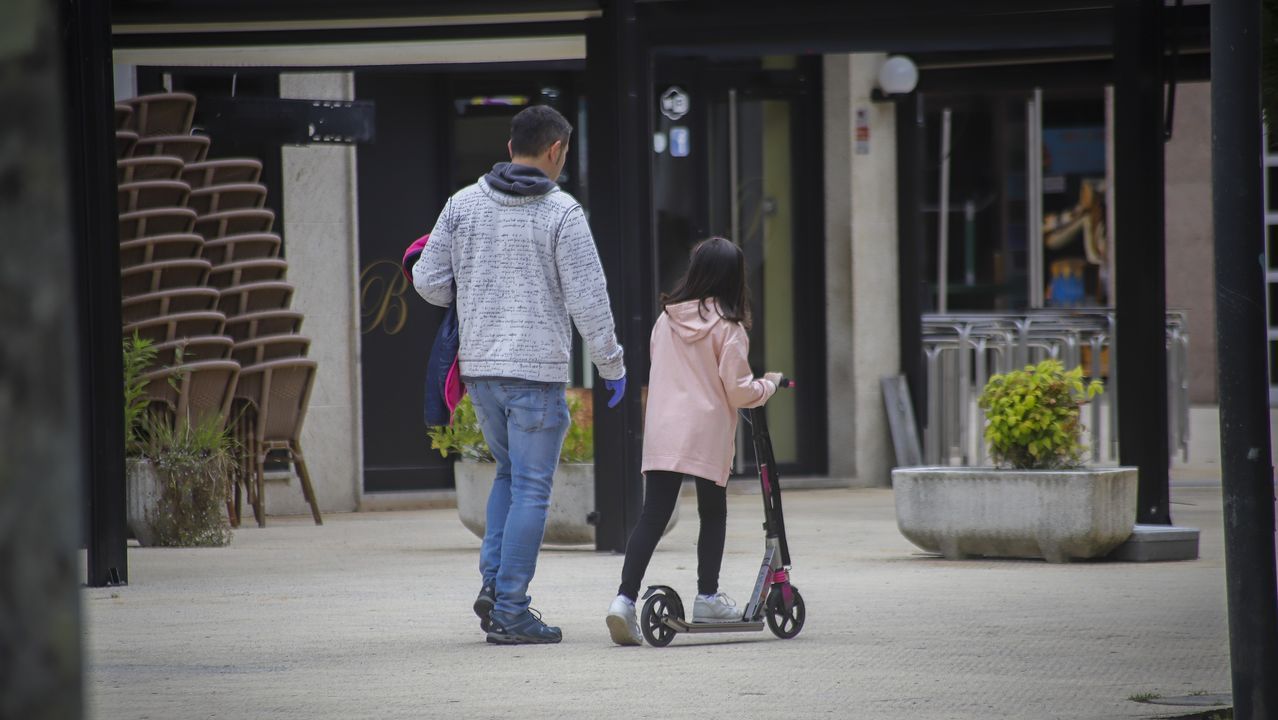 El primer paseo de los niños de Barbanza, en imágenes.Los viandantes regresaron al paseo de Coroso