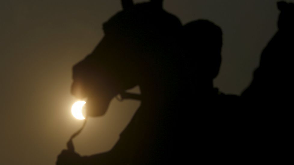 Imagen del eclipse desde una playa de Indonesia.