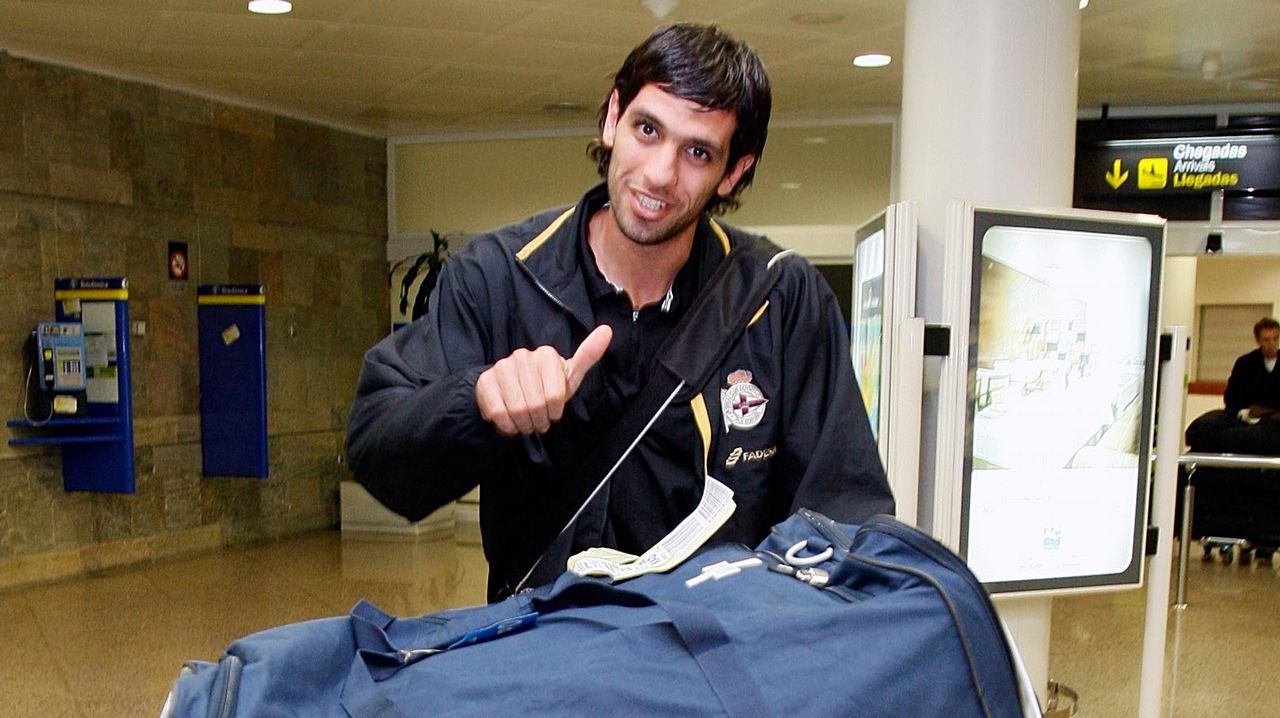 .Llegando al aeropuerto de Alvedro tras un compromiso con el Deportivo B