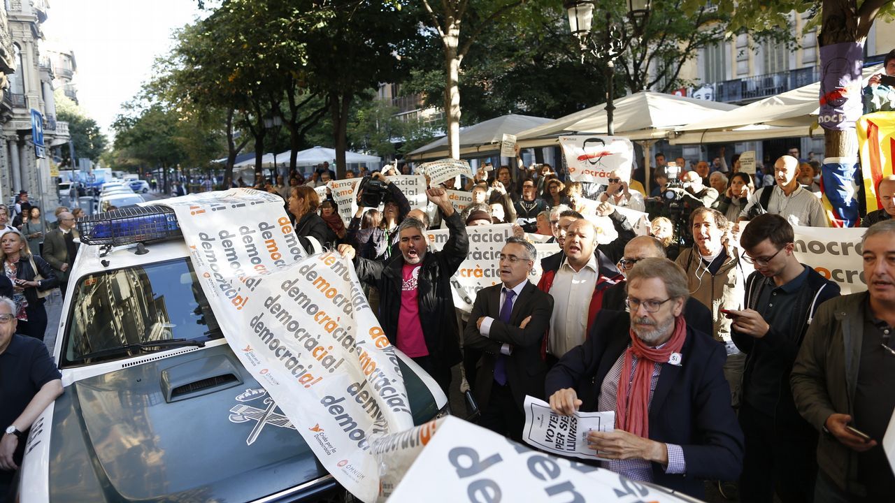 .Protesta ante la consellería de Economía de la Generalitat contra las detenciones llevadas a cabo por la Guardia Civil