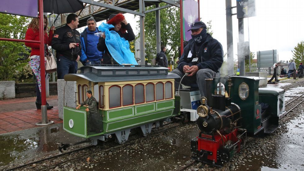 La lluvia no pudo con el puente.En el parque ferroviario Carrileiros de Foula se celebró la Xuntanza de Trens