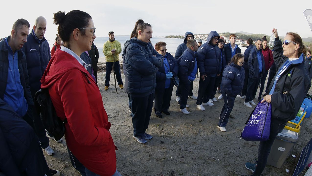 boiro. limpieza de playa de barraña del programa ecomar de jealsa