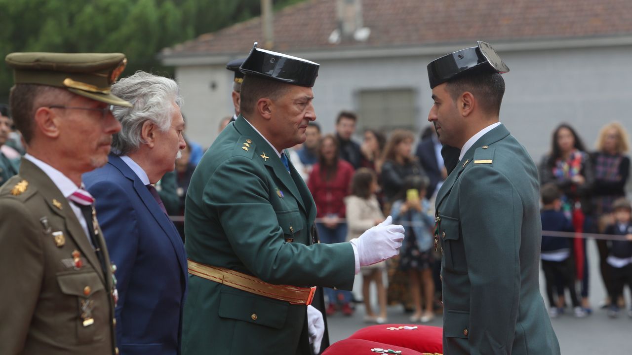 ACTO INSTITUCIONAL CASTRENSE DEL DÍA DEL PILAR.La Guardia Civil entregó las cruces de distintivo blanco, y una con distintivo rojo para el cabo Luis Ángel Veloso, que destacó en un servicio extraordinario