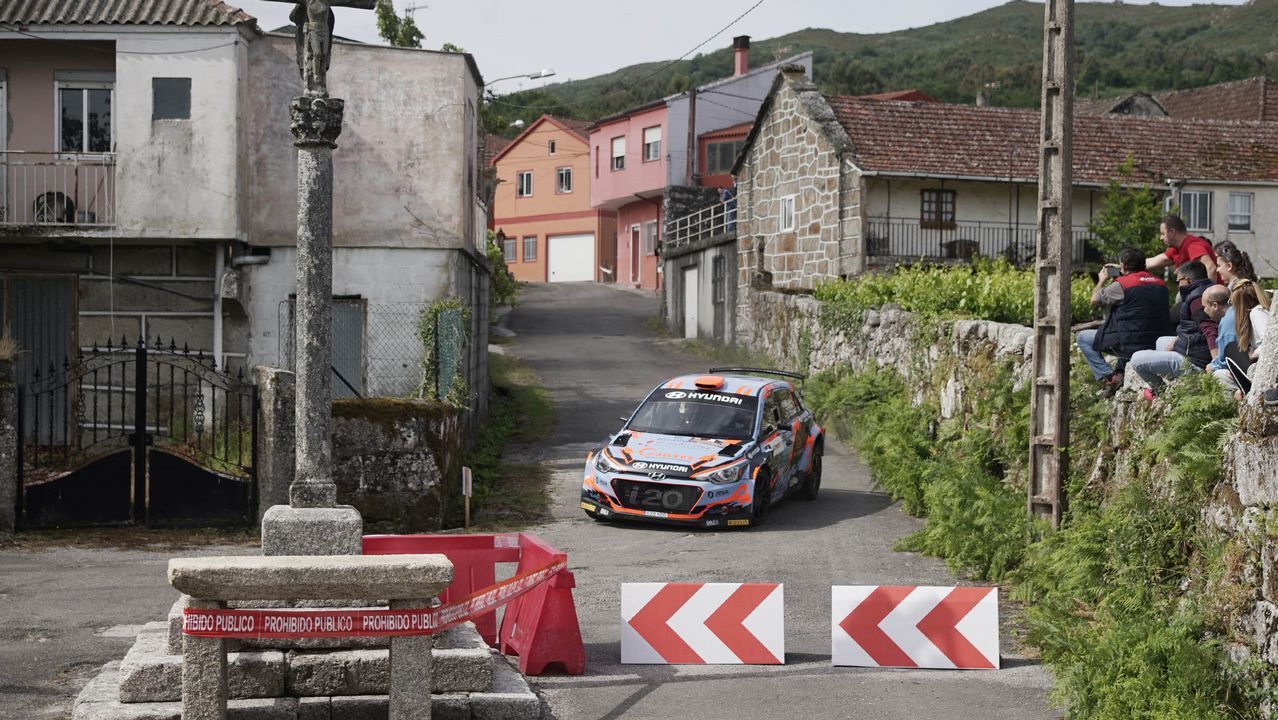 A todo gas en el pueblo de Barroso.La curva del Cruceiro fue un buen escenario para disfrutar del Rali de Ourense