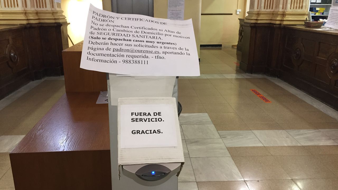 Carteles advierten en la Casa do Concello que solo se realizaran trámites urgentes