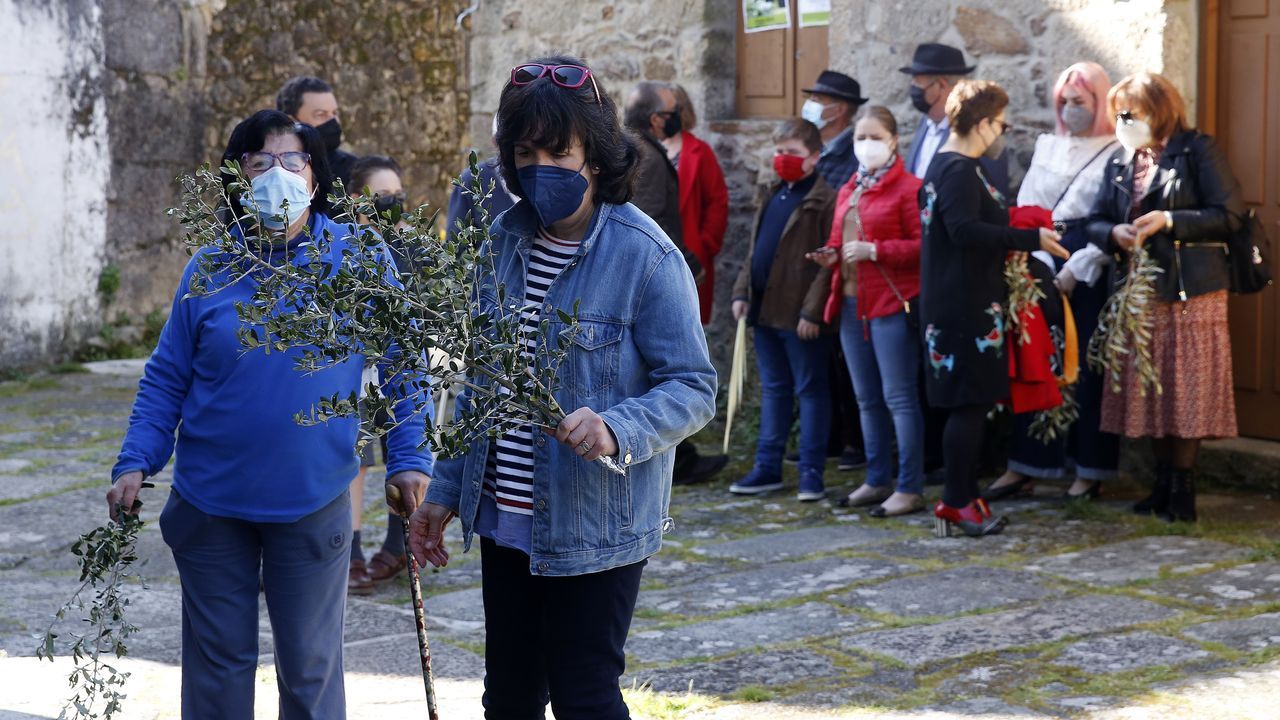 Bendición de ramos en el atrio de la iglesia de A Pobra do Deán
