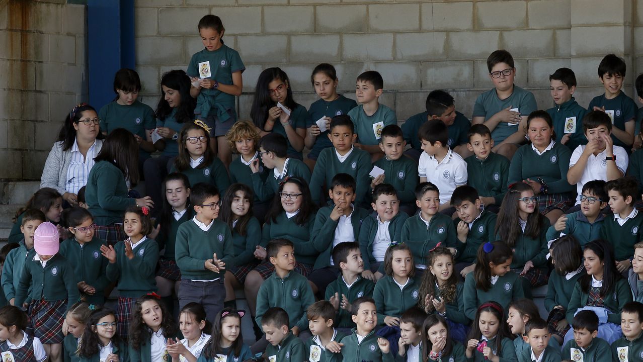 Exhibicion de la Policía Nacional para los escolares de Ribeira con helicoptero, caballería, perros de rastreo