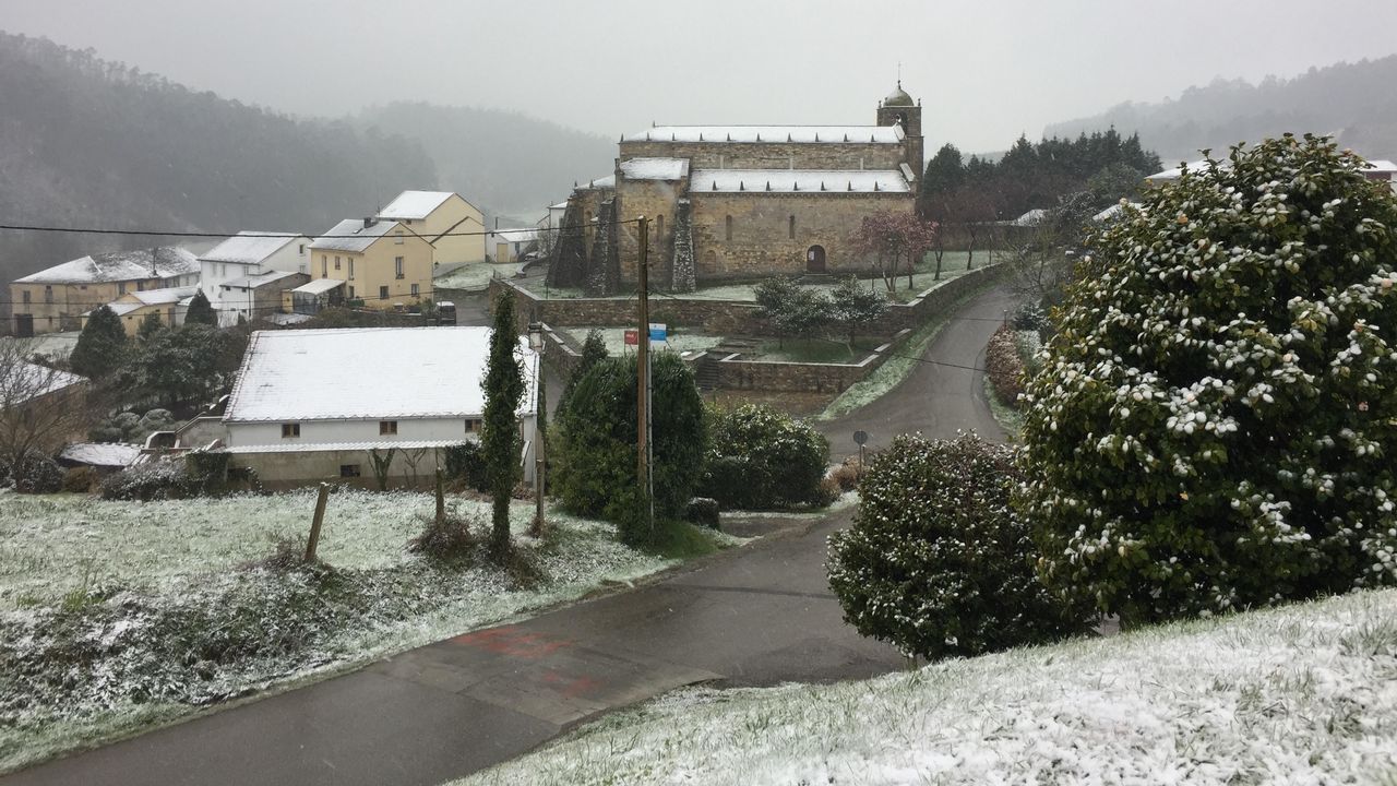La nieve cubre la Basílica de San Martiño de Mondoñedo.