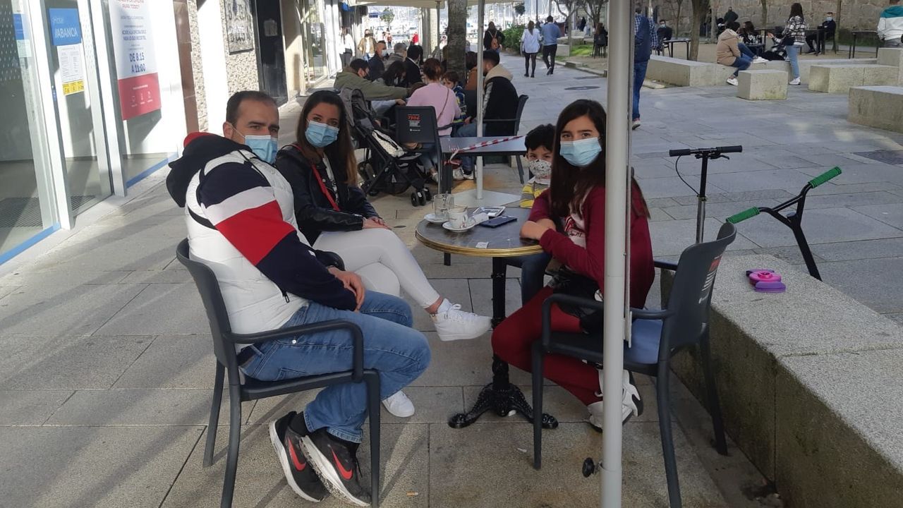 Un agente habla con dos clientes de un bar esta tarde en el Casco Vello vigués