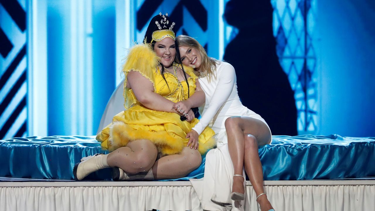 Netta Barzilai, de Israel.Netta y Bar Refaeli, en la gala de Eurovisión