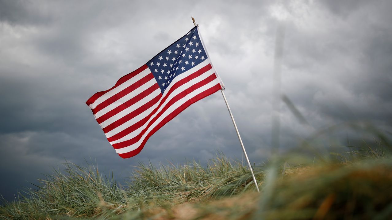 Una bandera estadounidense en la playa de Omaha