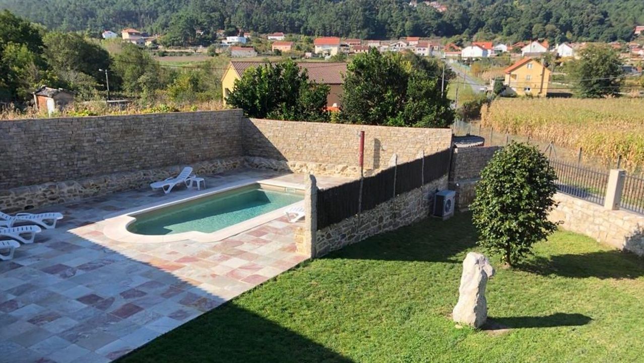 La Casa de Horta, una de las viviendas más cotizadas de la comarca, nos abre sus puertas.En el exterior hay una piscina con termostato, lo que permite regular la temperatura y darse un chapuzón en agua caliente aunque haga frío