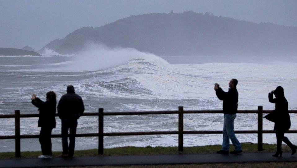 Crecida por las lluvias del río Asma en Chantada.Tormenta eléctrica sobre Pontevedra