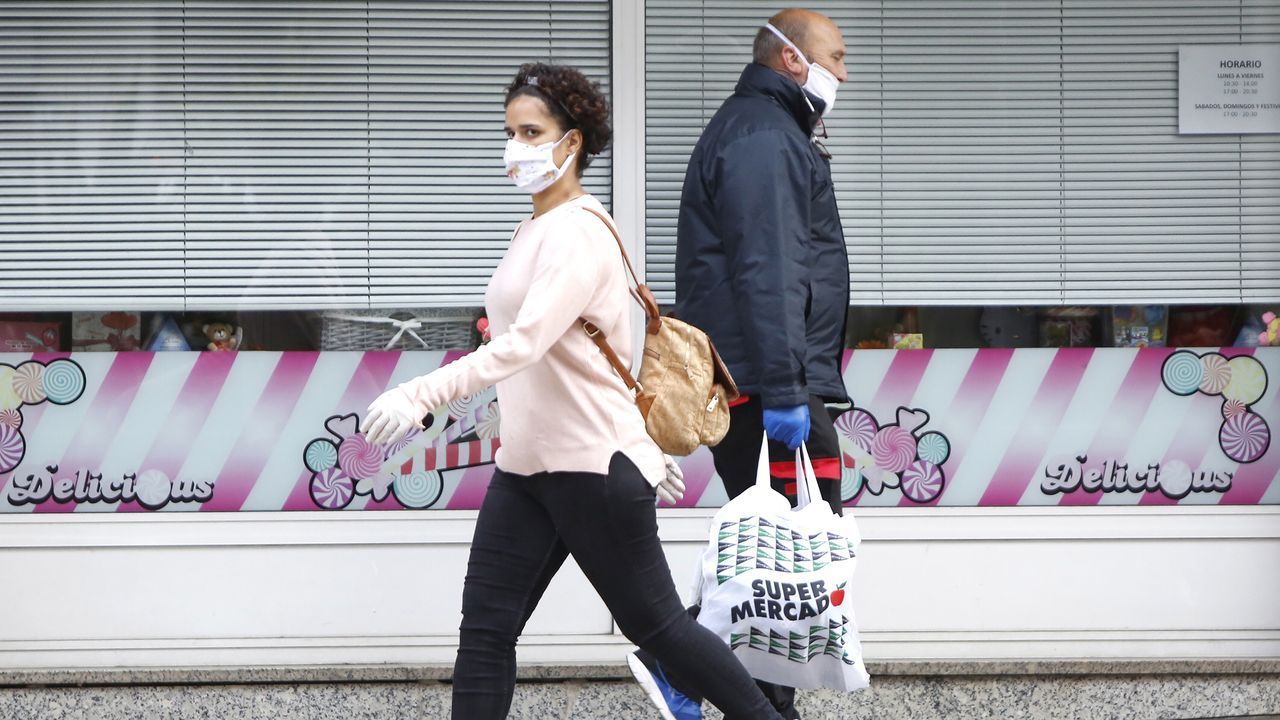 Con mascarillas por las calles de Vigo