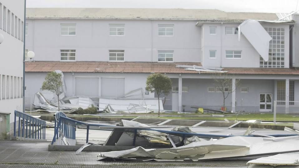 Crecida por las lluvias del río Asma en Chantada.Tormenta eléctrica sobre Pontevedra