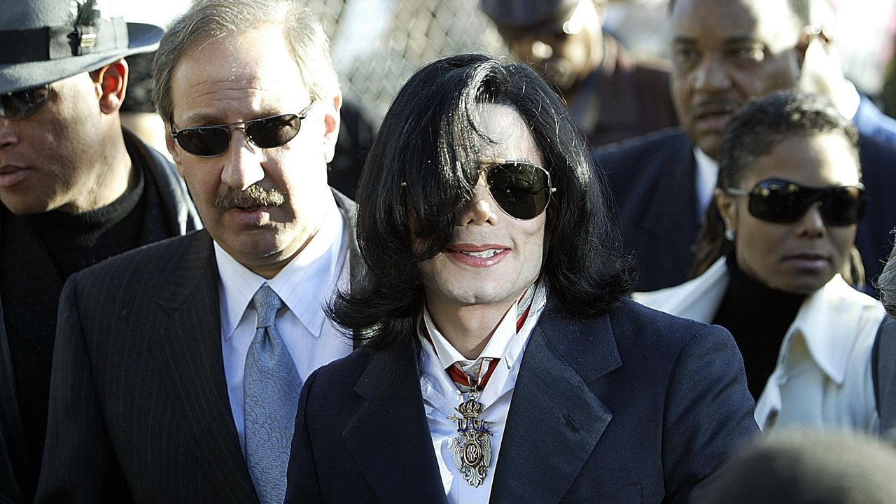 Michael Jackson, entre su abogado y su hermana Janet Jackson a su llegada a los juzgados de California en el a�o 2004