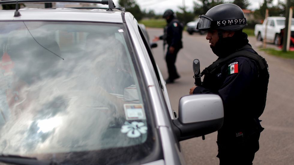 Los policías realizan labores de búsqueda para encontrar a el Chapo.
