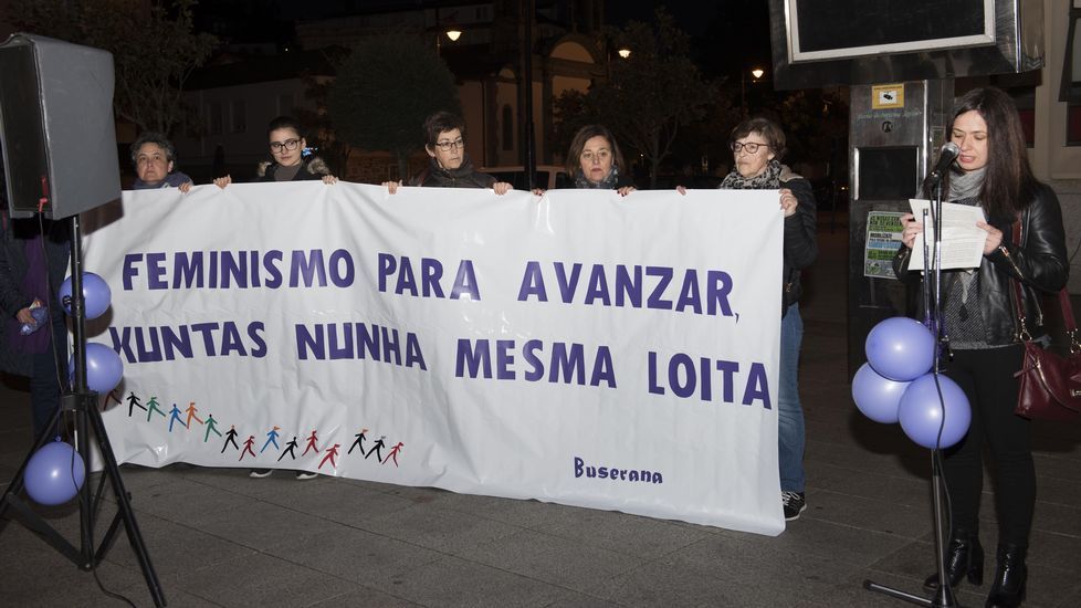 La organización feminista Buserana organizó su propia concentración en Cee