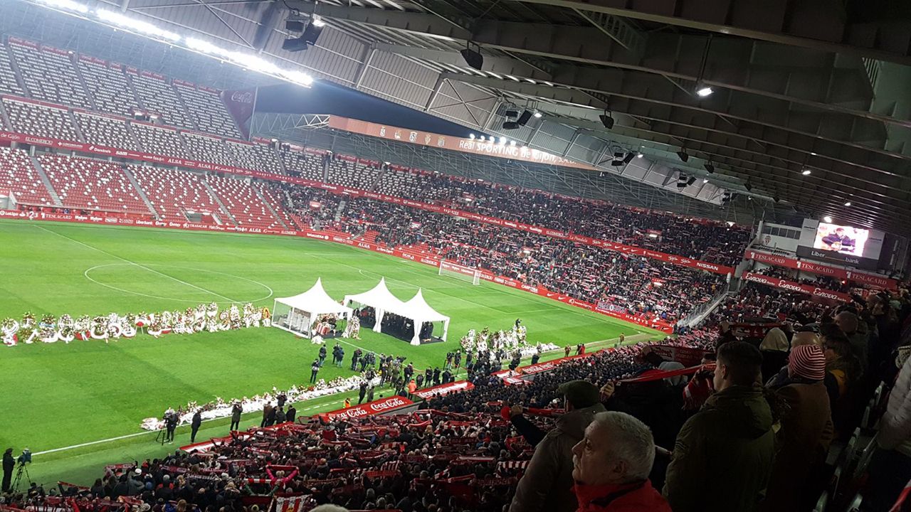 El estadio de El Molinón acoge el funeral por Enrique Castro Quini, exjugador del Sporting, con las tribunas abiertas al público