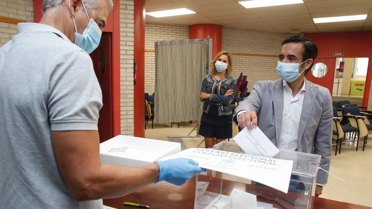 José Manuel Rey Varela, candidato del PP, deposita su voto en CC.OO.