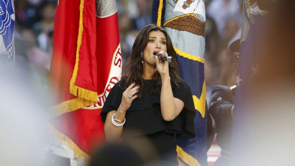 Idina Mendel interprentando el himno