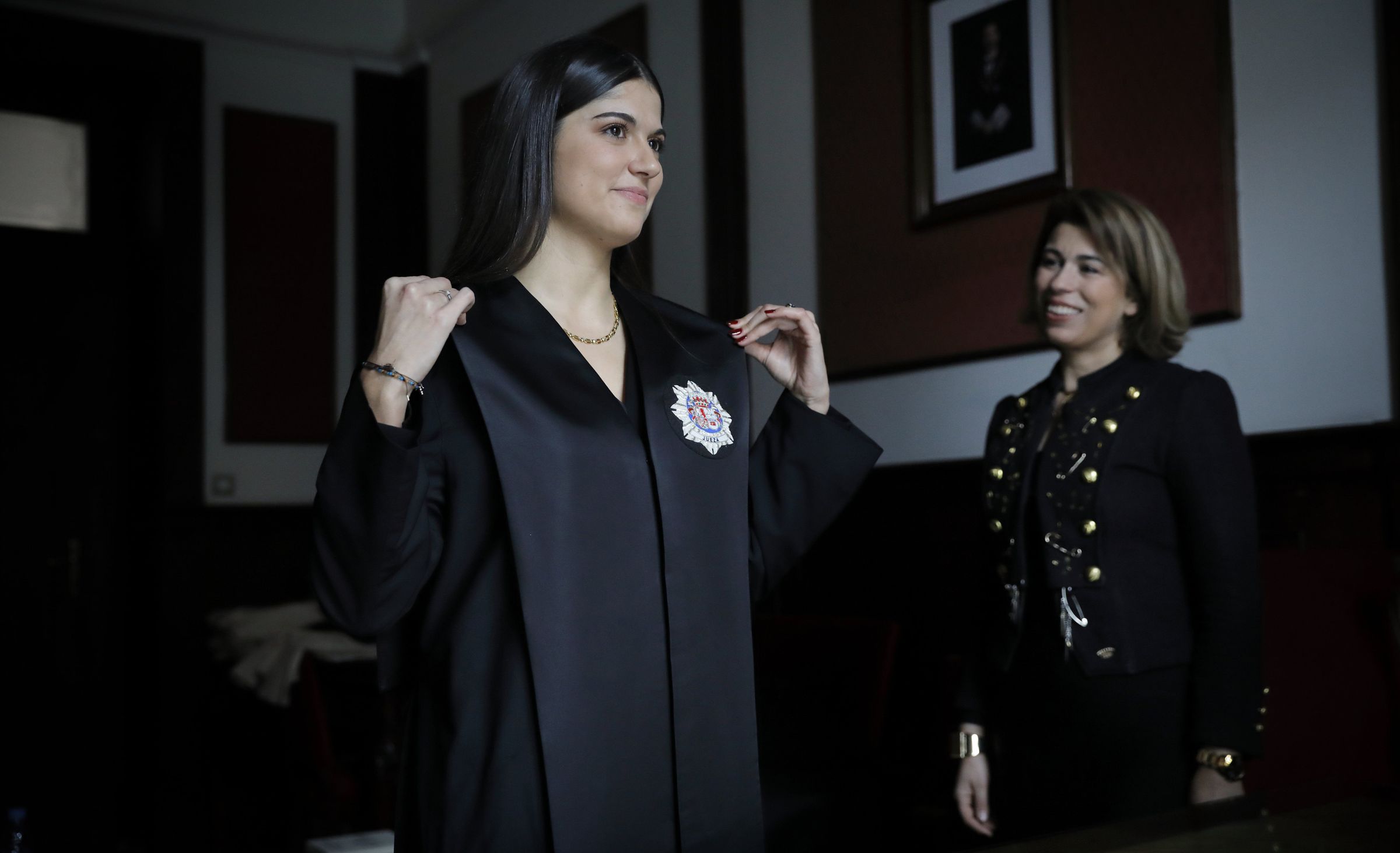 Yasmina Pita acompaada da sa madria, a xueza Sandra Pieiro, antes de comenzar o acto de xura de xueces da 73 promocin da carreira xudicial no tribunal Superior de Xustiza de Galicia.