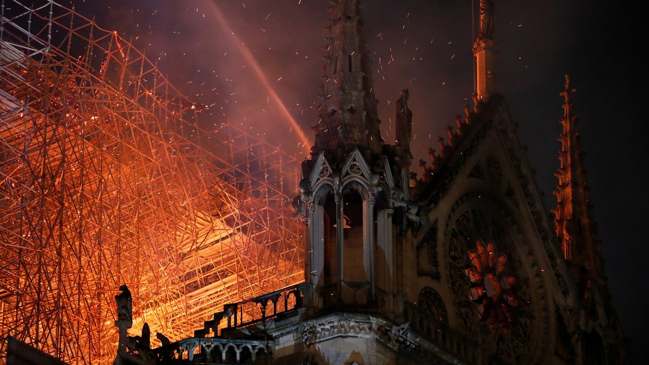 Unos bomberos dentro de la Catedral de Notre Dame