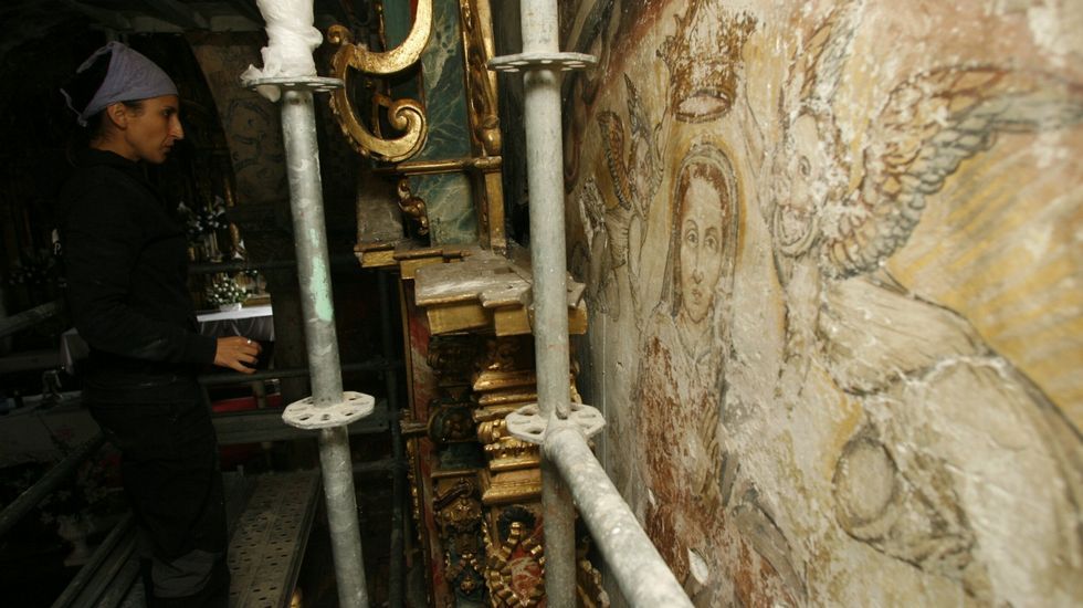 Un momento de la restauración de los murales de Nogueira de Miño