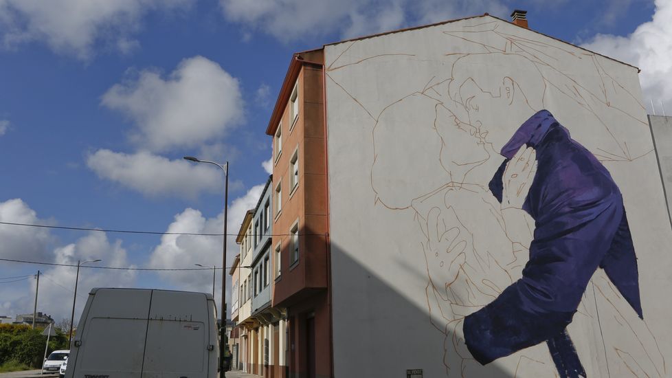 La polaca Natalia Rak interviene en la calle Vila de Negreira