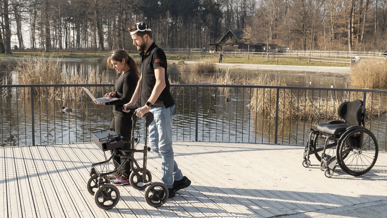Gert a�n necesita un andador o una muleta para caminar