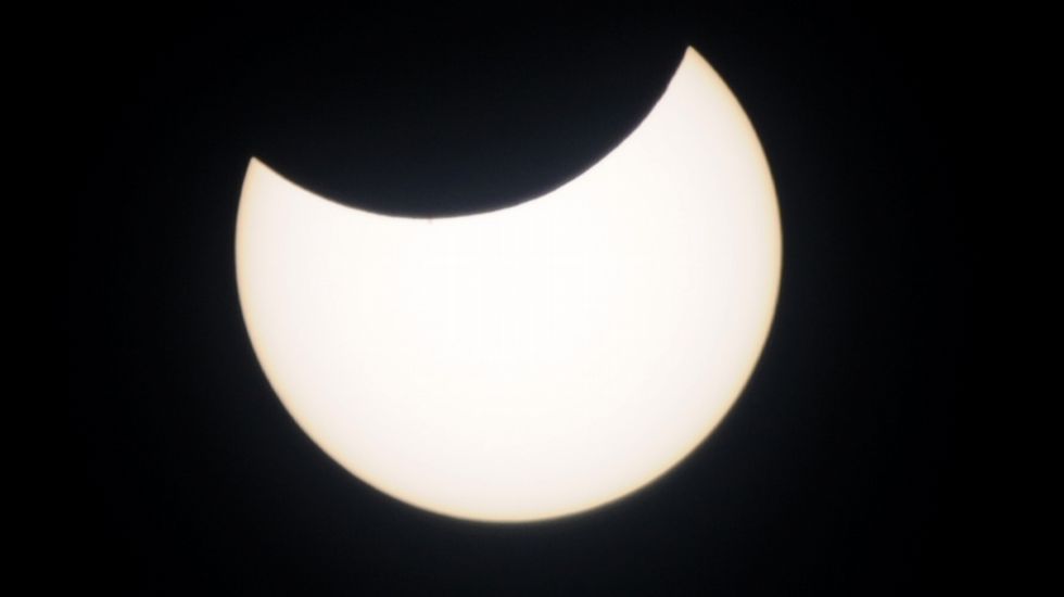 Un niño ve el eclipse desde Yakarta, Indonesia.