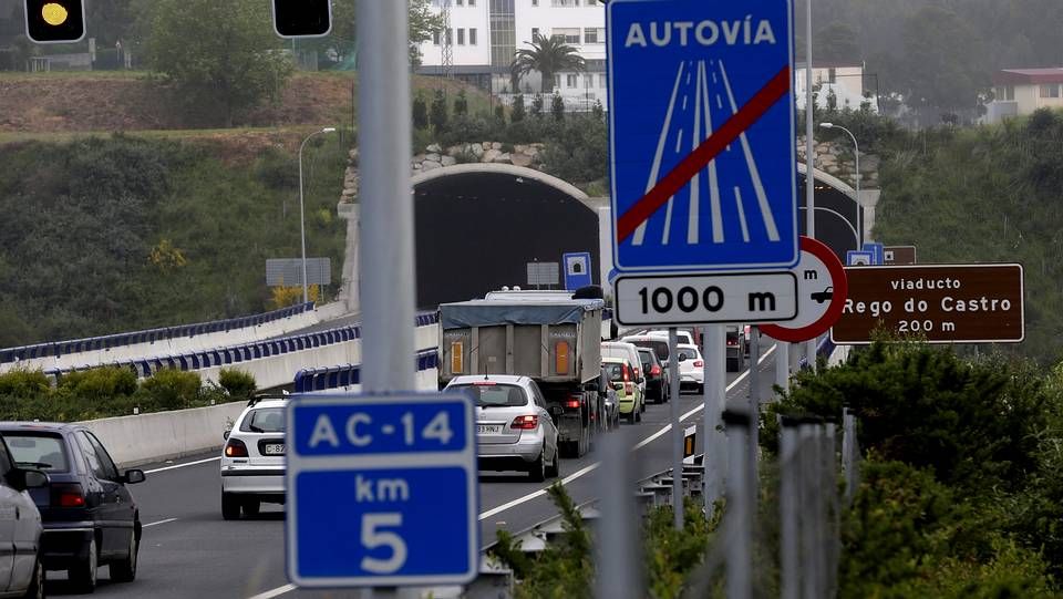 Atascos de tráfico en A Zapateira y la TerceraRonda por el corte de un carril para el cambio de tuberías de agua