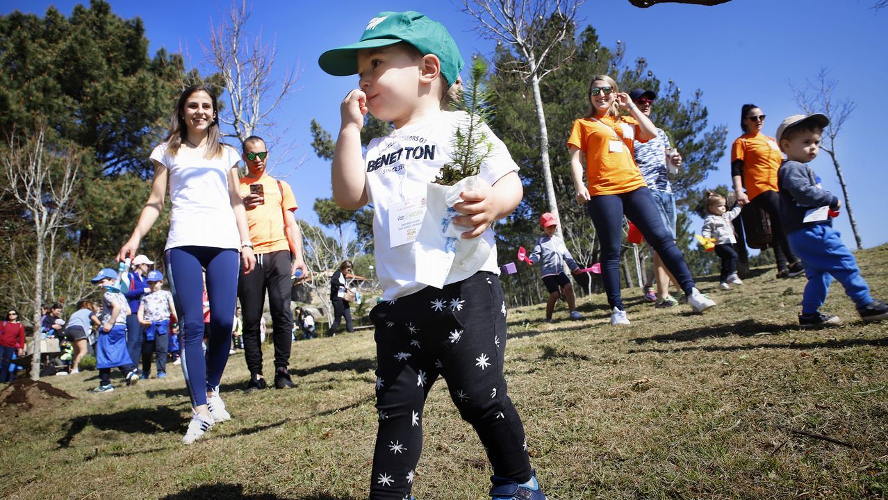 Los m�s peque�os de Ribeira celebraron el D�a del �rbol.Clara Millares, en el mismo instante en que los �rbitros la declararon vencedora