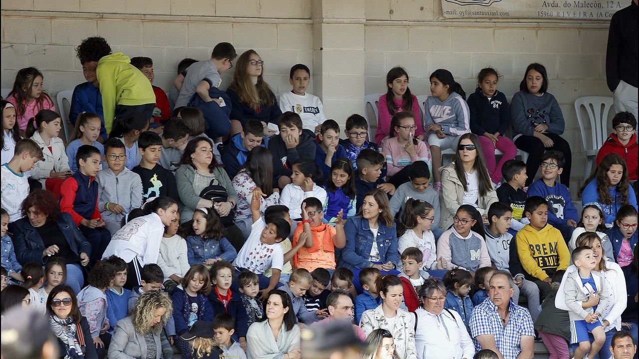 Exhibicion de la Policía Nacional para los escolares de Ribeira con helicoptero, caballería, perros de rastreo