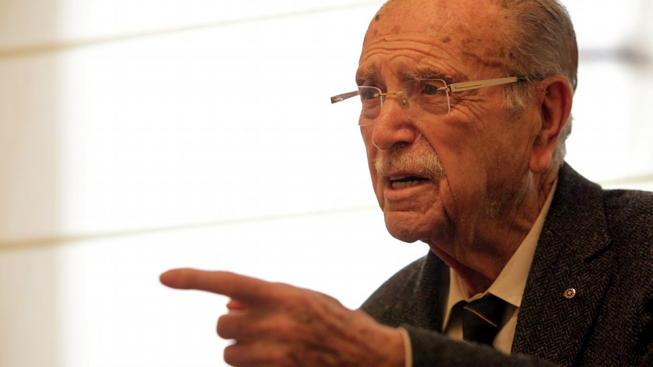 Emilio Pérez Touriño saluda, como presidente de la Xunta, a Fernández Albor