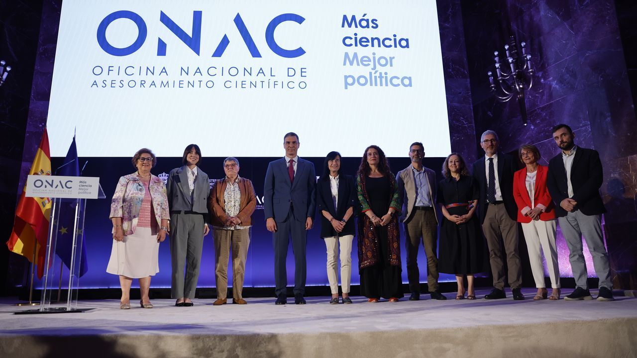 S�nchez anuncia el refuerzo de la red de asesoramiento cient�fico.Semana Negra de Gij�n