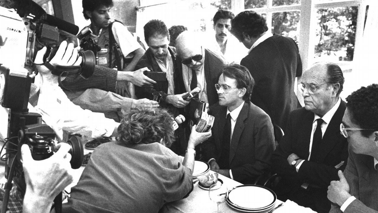 Entrevista de los medios de comunicación a Antonio Hernández Mancha como candidato de Alianza Popular a la presidencia del Gobierno tras la presentación de la moción de censura al presidente de la Xunta de Galicia Gerardo Fernández Albor en 1987