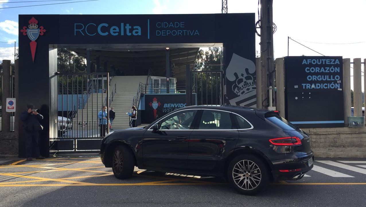 Uno de los jugadores del Celta, llegando a A Madroa a primera hora de esta mañana