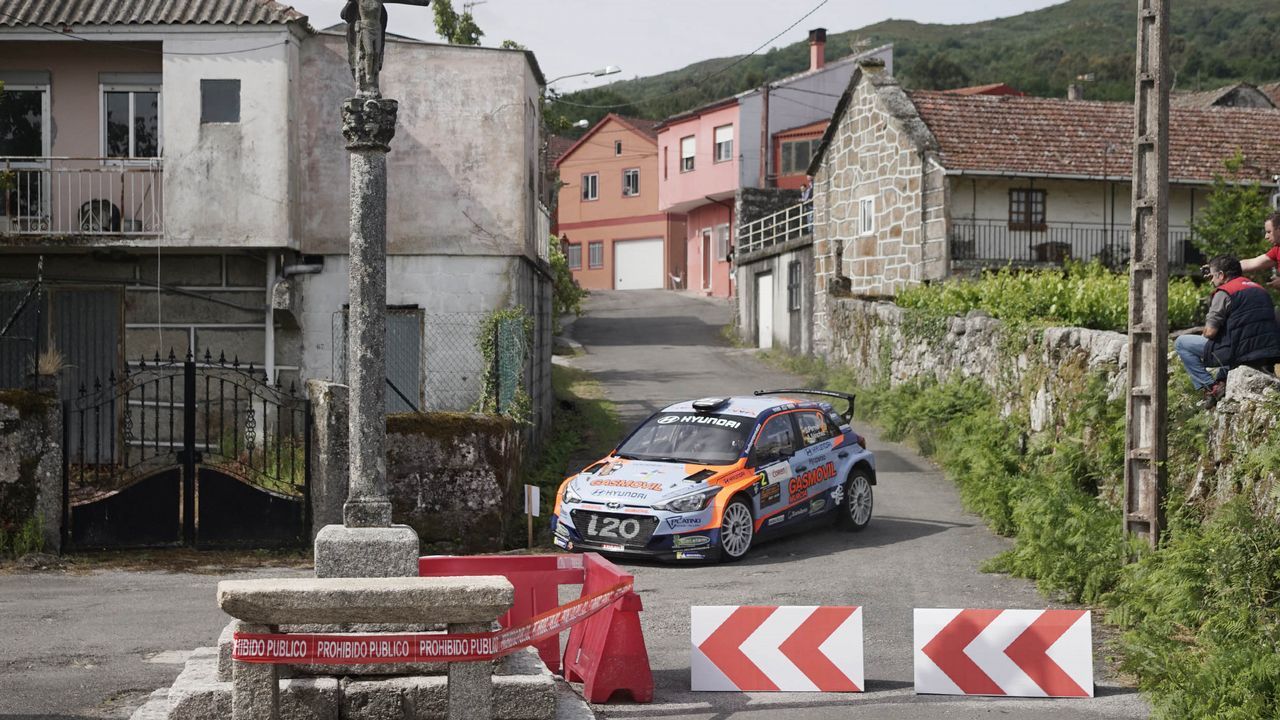 A todo gas en el pueblo de Barroso.La curva del Cruceiro fue un buen escenario para disfrutar del Rali de Ourense